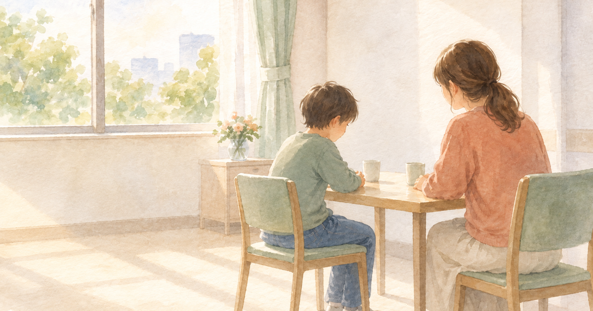 面会スペースで、普段着の子どもと親がテーブルを囲む水彩イラスト